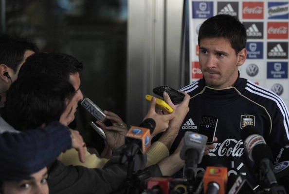 Messi đã ghi tới 10 bàn thắng trong 6 trận đấu vừa qua trong màu áo Argentina và dưới sự dẫn dắt của thủ lĩnh 25 tuổi này thì đội tuyển ‘xứ sở Tango’ hiện đang dẫn đầu bảng xếp hạng vòng loại World Cup khu vực Nam Mỹ. Trong cuộc họp báo trước trận đấu với Paraguay, Messi đã phát biểu với giới truyền thông rằng anh không quan tâm đến chuyện Ronaldo đang buồn hay vui và không nên hỏi anh bất cứ điều gì liên quan đến Ronaldo. Và trong phát biểu mới nhất, Messi cũng cho biết anh đang có tâm trạng không thể tốt hơn: “Đó là một cảm giác rất tuyệt. Không gì vui hơn khi được nhận rất nhiều tình cảm từ đám đông người hâm mộ. Nó từng xảy ra ở Copa America, ở Cordoba và ở cả Buenos Aires nữa…”